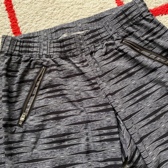 Athleta Black Pull-On Cinched Side Activewear Pant Size 2 - Picture 2 of 4